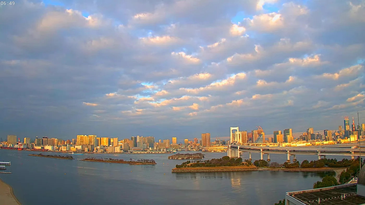 Tokyo'daki Rainbow Köprüsü, güneşli ama bulutlu bir günde